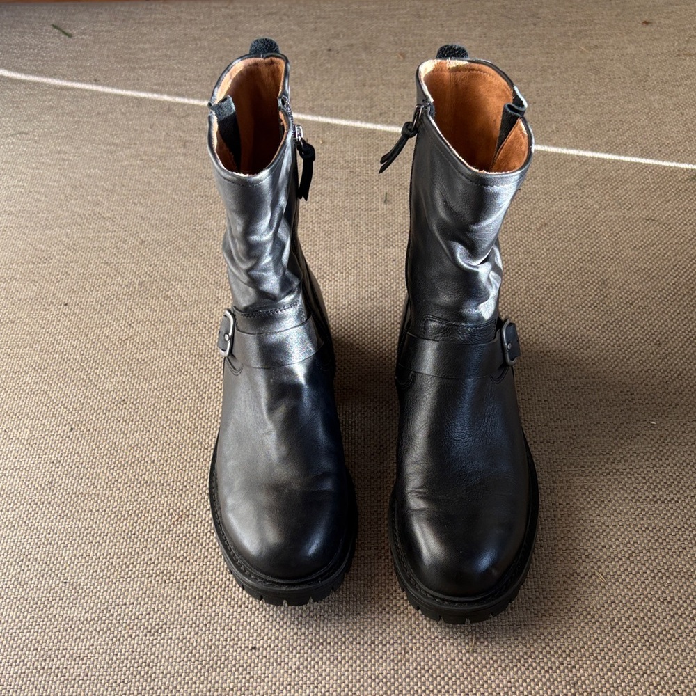 SOFFT brand Leather Zip-Back Ankle Boots
